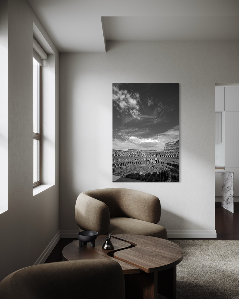 Mustavalkoinen valokuvateos canvas-kankaalla, jossa Rooman Colosseum kaartuvine holveineen ja avoimine areenoineen dramaattisen taivaan alla.