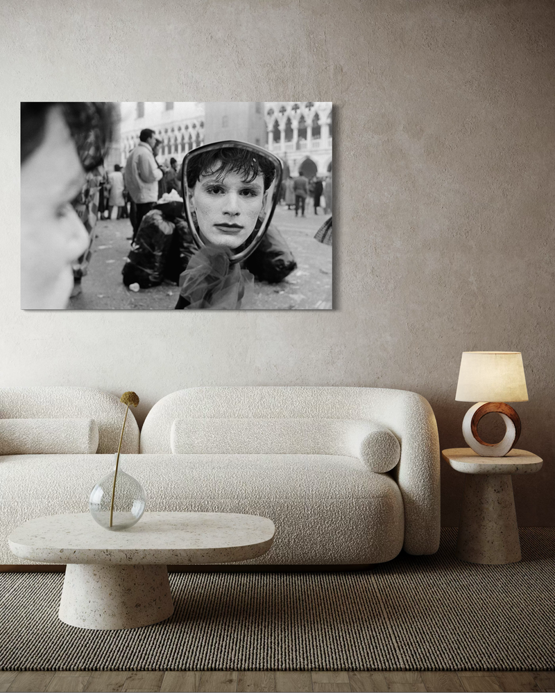 Mustavalkoinen valokuvateos canvas-kankaalla, jossa mies katsoo itseään käsipeilistä – intiimi hetki itsehavainnointia julkisessa ympäristössä.