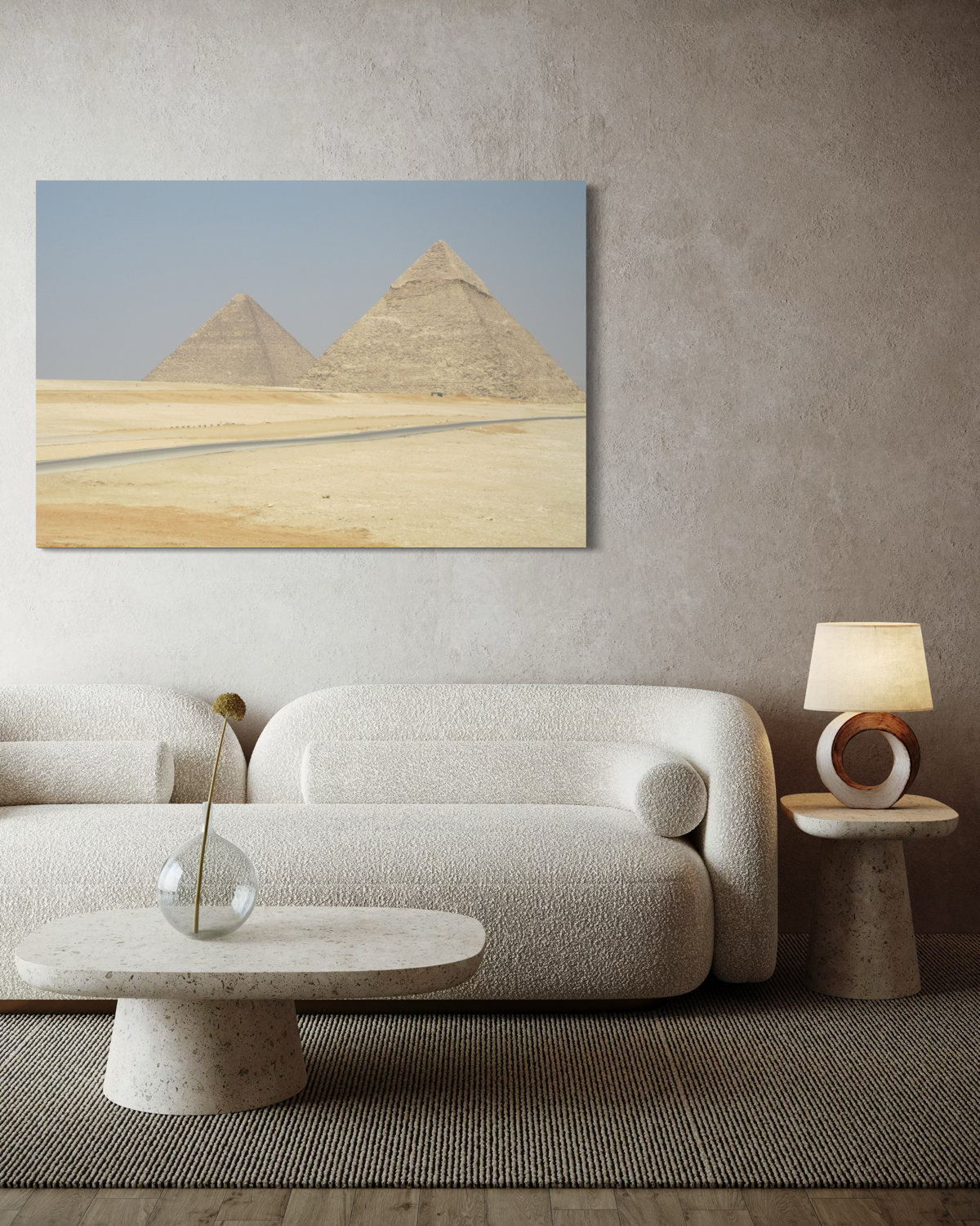 Kaksi pyramidia Gizan ylängöllä Egyptissä, kuvattuna avoimessa aavikkomaisemassa kirkkaan taivaan alla.