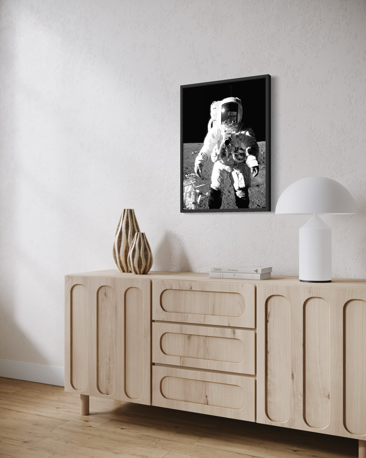 Valokuva astronautti Alan Beanista kuun pinnalla Apollo 12 -tehtävän aikana, avaruuspuvussa ja kuumaiseman sekä laitteiston ympäröimänä vasten syvän mustaa avaruutta.