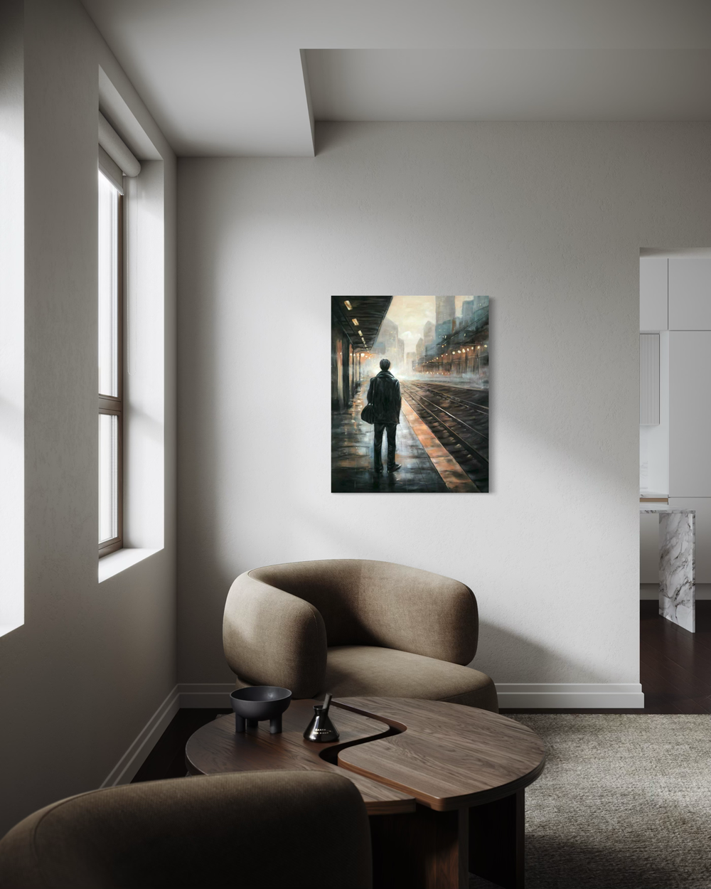 Käsinmaalattu maalaus henkilöstä sateisella rautatieasemalla, jossa kaupungin valot, heijastukset ja sumuinen tausta.