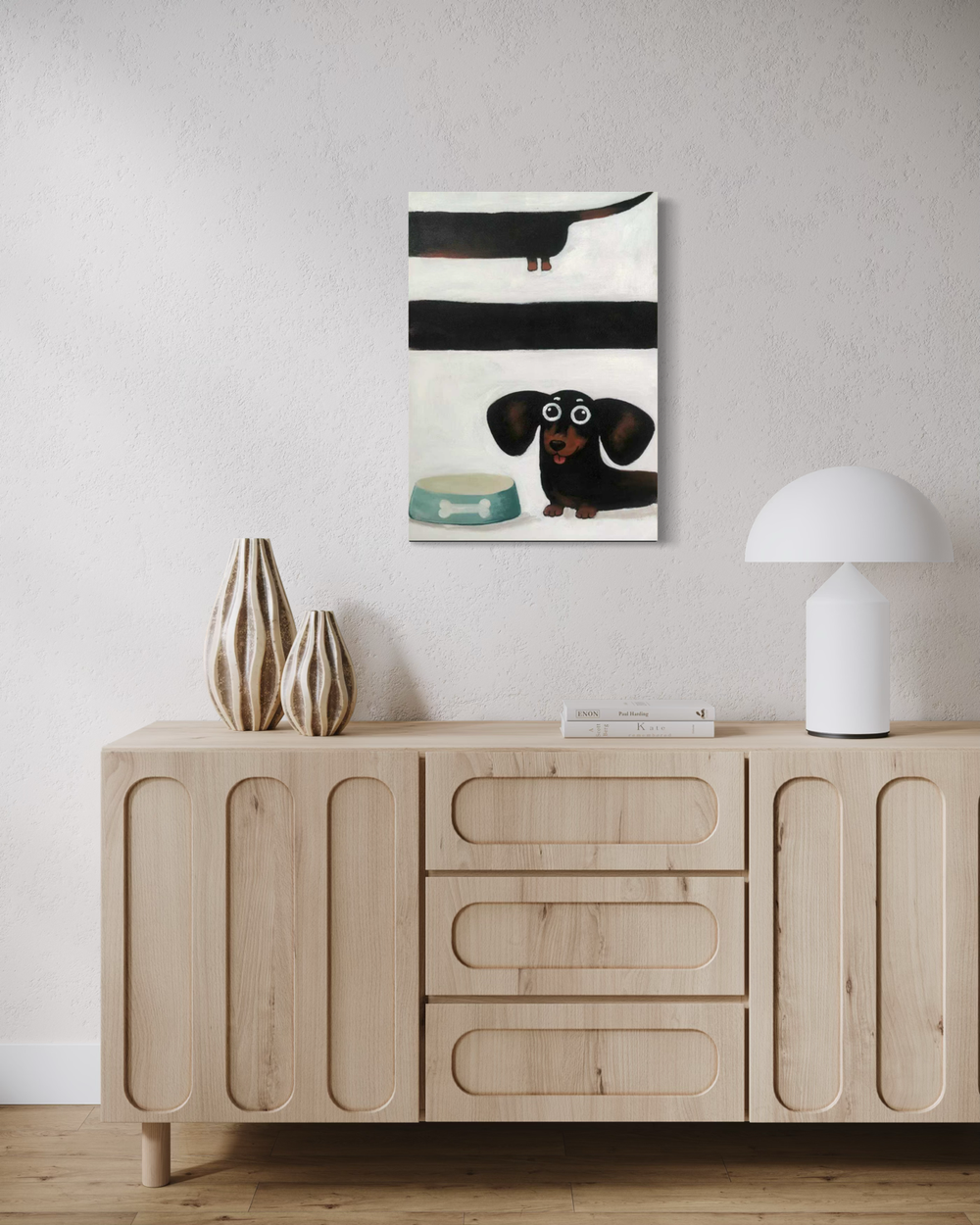 Käsinmaalattu maalaus mustasta mäyräkoirasta suurine silmineen ruokakulhon vieressä minimalistisessa tyylissä.