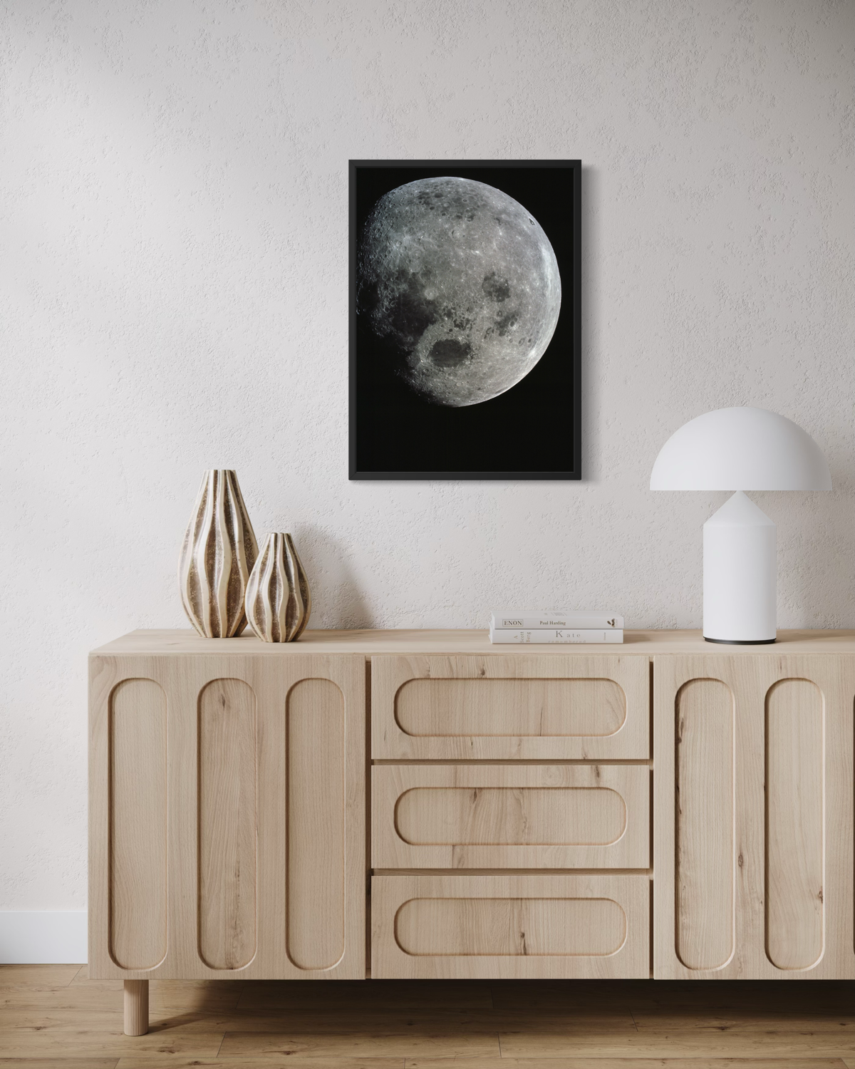 Yksityiskohtainen valokuva Kuusta syvää mustaa avaruutta vasten, kraatterit ja pintarakenteet selkeästi nähtävissä.