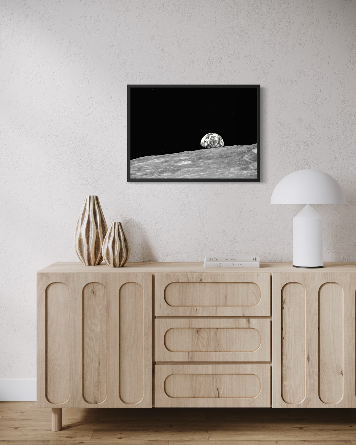 Maa nähtynä kuusta, nousemassa kuun harmaan, karun pinnan ylle syvää mustaa avaruutta vasten.