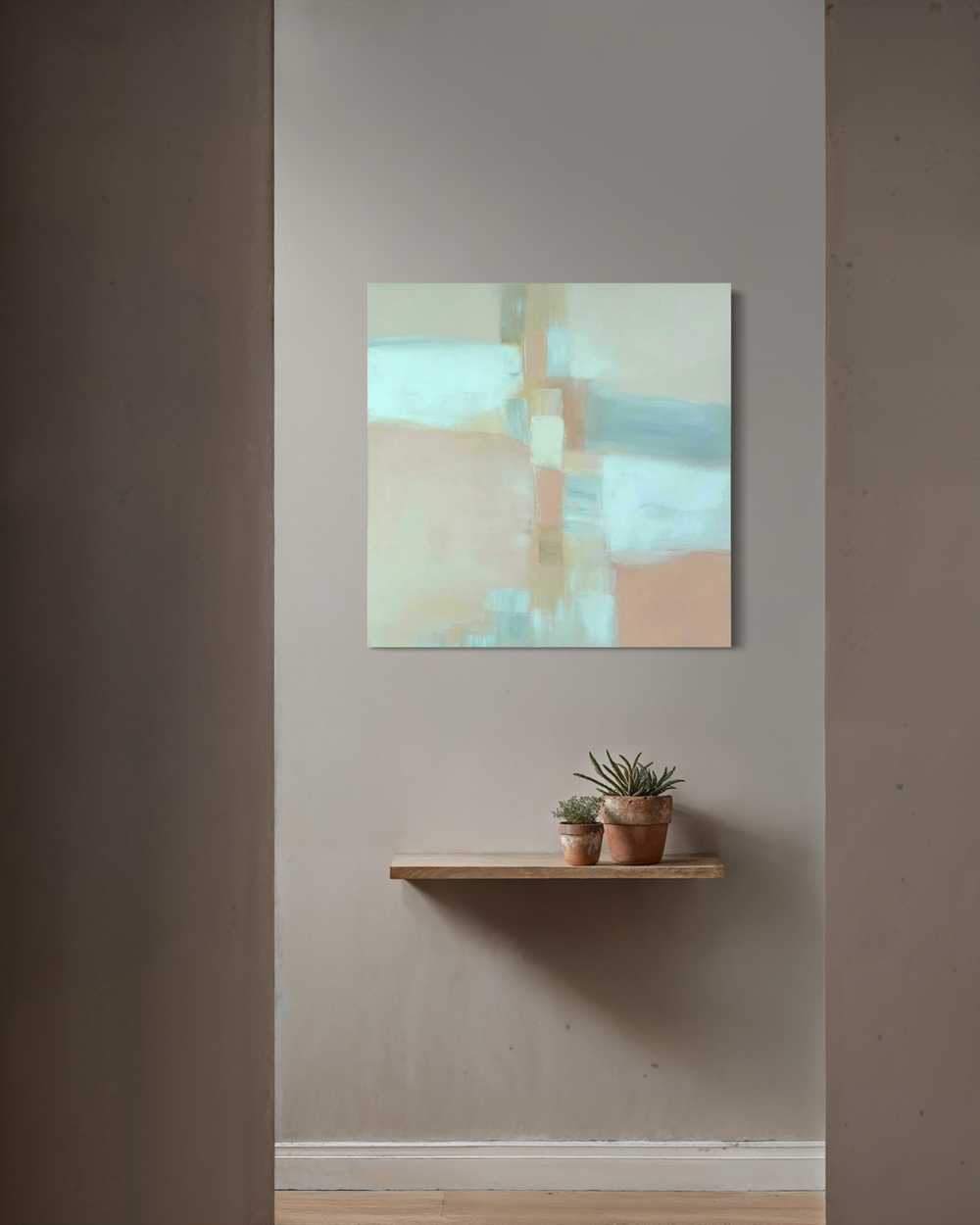 Käsinmaalattu abstrakti maalaus beigen, vaaleansinisen ja lämpimien maan sävyjen yhdistelmällä pehmein siirtymin