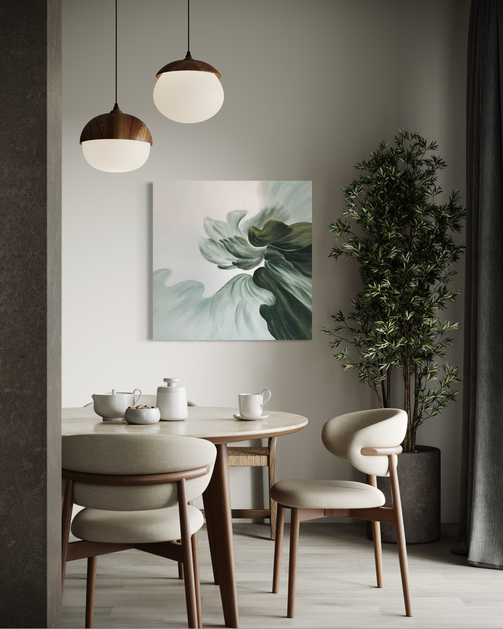 Käsinmaalattu abstrakti maalaus vihreissä ja vaaleissa sävyissä, virtaavin ja orgaanisin siveltimenvedoin