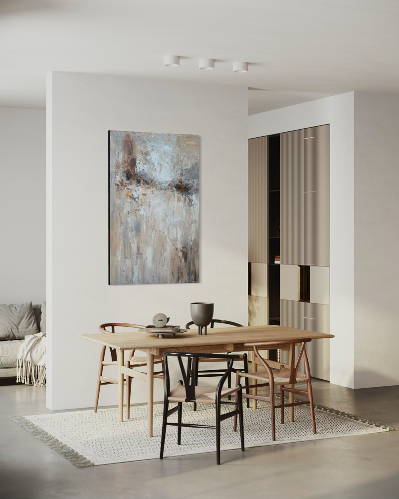 Käsinmaalattu abstrakti maalaus siniharmaissa ja maanläheisissä sävyissä, jossa näkyy kerroksellista tekstuuria.