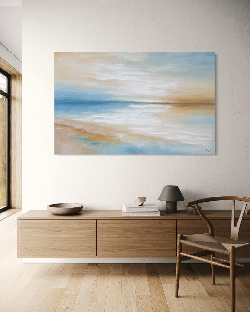 Käsinmaalattu taulu Serene 140x90 cm, jonka abstrakti aihe on saanut inspiraationsa merestä ja horisontista. Pehmeitä turkoosin, sinisen, hiekan ja keltaisen sävyjä.