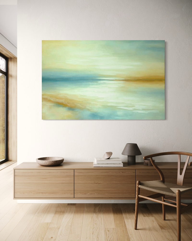 Käsinmaalattu Serene-taulu 140x90 cm turkoosin, sinisen, hiekan ja keltaisen pehmeissä sävyissä, abstrakti aihe on saanut inspiraationsa merestä ja horisontista.